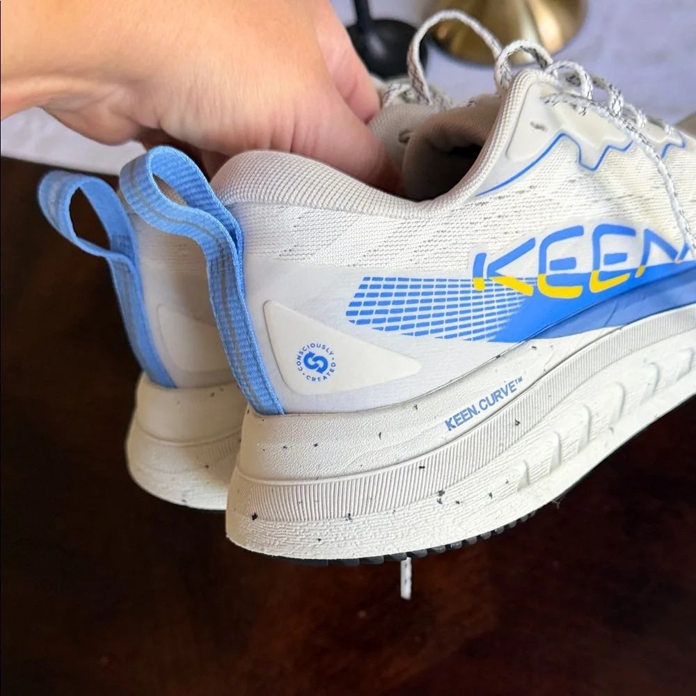 KEEN Curve women’s WK400 II Walking Shoes in the Star White/Marina  8.5 or men 7